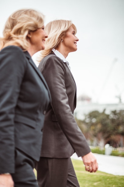 商业伙伴在城市中行走图片 商业伙伴在城市中行走图片下载