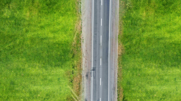 空公路沥青农村公路。前视图。图片 空公路沥青农村公路。前视图。图片下载