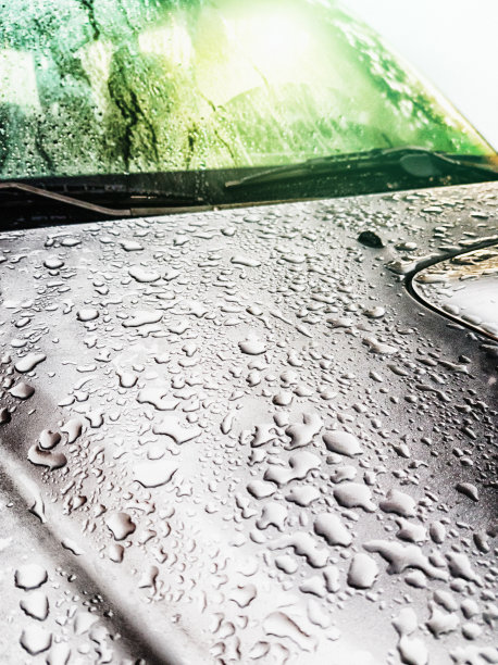 雨点盖住了汽车的引擎盖图片 雨点盖住了汽车的引擎盖图片下载