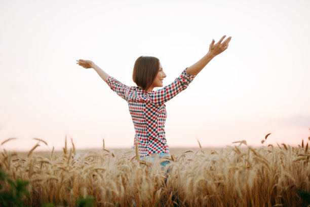 微笑的女农民在她的谷物地里图片 微笑的女农民在她的谷物地里图片下载