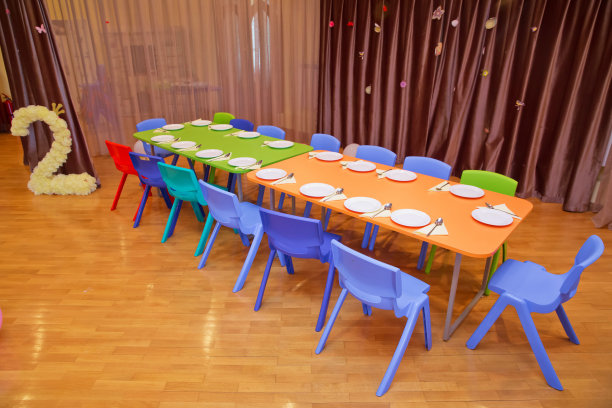 幼儿园儿童家具和玩具。幼儿园班级用绿色的椅子和小桌子。学校幼儿园幼儿园餐厅。图片 幼儿园儿童家具和玩具。幼儿园班级用绿色的椅子和小桌子。学校幼儿园幼儿园餐厅。图片下载