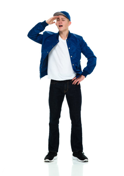 一个男人/一个人/一个十几岁的男孩/完整的长度18-19岁成年英俊的人白人男性/年轻男子男孩/十几岁的男孩/棒球运动员站在白人背景谁是微笑的/快乐的/愉快的/看图片 一个男人/一个人/一个十几岁的男孩/完整的长度18-19岁成年英俊的人白人男性/年轻男子男孩/十几岁的男孩/棒球运动员站在白人背景谁是微笑的/快乐的/愉快的/看图片下载