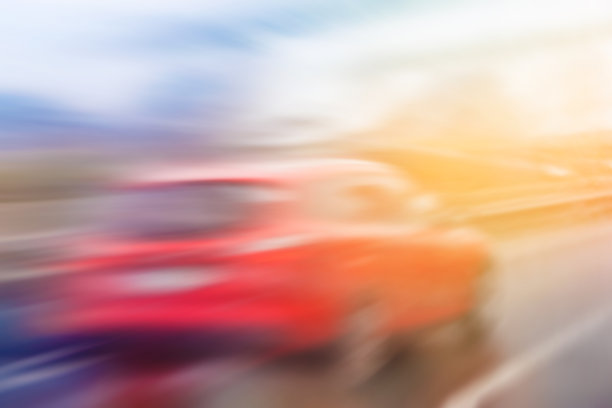 运动模糊的红色汽车超速行驶在高速公路在大雪和雨。动态图像显示从后面移动的车辆。色调图像与金色的阳光耀斑图片 运动模糊的红色汽车超速行驶在高速公路在大雪和雨。动态图像显示从后面移动的车辆。色调图像与金色的阳光耀斑图片下载