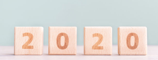 2020年、2019年新年目标规划设计理念——木桌上的木块立方体和柔和的绿色背景。图片 2020年、2019年新年目标规划设计理念——木桌上的木块立方体和柔和的绿色背景。图片下载