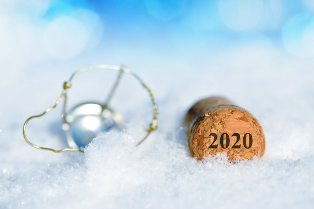 香槟的软木塞,数字2020在雪。图片 香槟的软木塞,数字2020在雪。图片下载