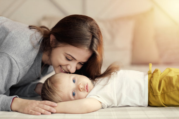 妈妈和孩子在床上,妈妈亲吻她的儿子,感情,母子关系,图片 妈妈和孩子在床上,妈妈亲吻她的儿子,感情,母子关系,图片下载
