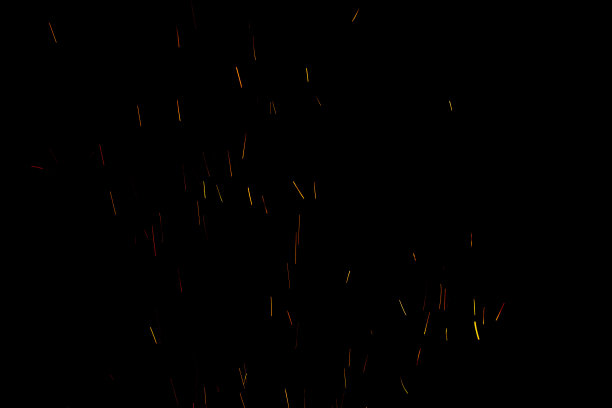 篝火的火花在黑夜的夜空中,浅聚焦图片 篝火的火花在黑夜的夜空中,浅聚焦图片下载