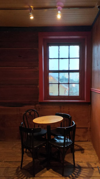 角落里有小圆木桌和四把黑色方椅子。图片 角落里有小圆木桌和四把黑色方椅子。图片下载