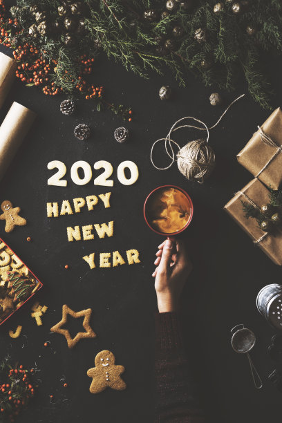 手捧咖啡,2020年新年概念桌顶拍图片 手捧咖啡,2020年新年概念桌顶拍图片下载