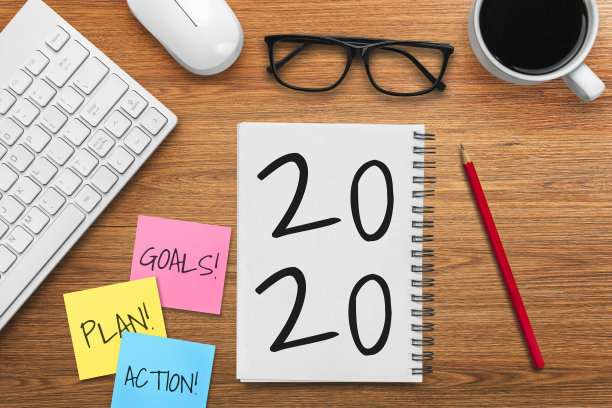 2020年新年决心目标清单——在商务办公桌上手写的笔记本上列出新年目标和决心。图片 2020年新年决心目标清单——在商务办公桌上手写的笔记本上列出新年目标和决心。图片下载