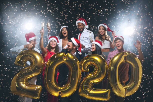 一群欢快的年轻人2020年金色气球图片 一群欢快的年轻人2020年金色气球图片下载