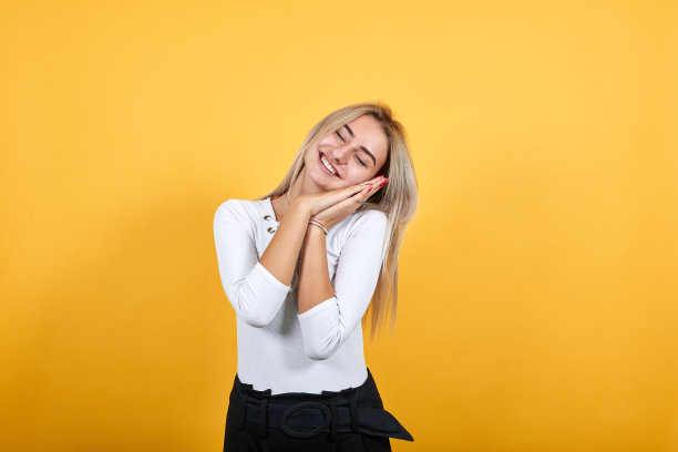 美丽的年轻白人女孩在可爱的表情睡觉手势图片 美丽的年轻白人女孩在可爱的表情睡觉手势图片下载