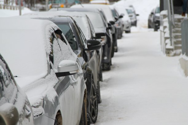 冬天的城市街道上,汽车被雪覆盖着图片 冬天的城市街道上,汽车被雪覆盖着图片下载