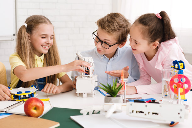 学生们在课堂上一起制作机器人图片 学生们在课堂上一起制作机器人图片下载