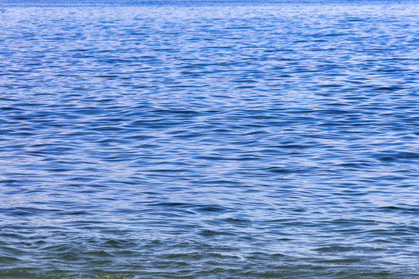 蓝色的海水背景。用于文本或设计。图片 蓝色的海水背景。用于文本或设计。图片下载
