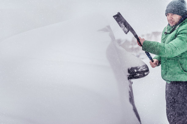 暴风雪把他的汽车盖上了雪图片 暴风雪把他的汽车盖上了雪图片下载