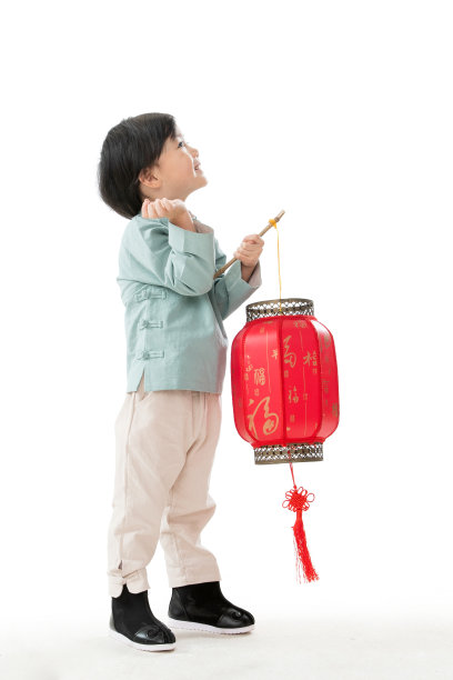 一个小男孩手提红色灯笼庆祝新年图片 一个小男孩手提红色灯笼庆祝新年图片下载