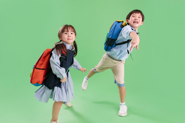 小男孩和小女孩扔纸飞机图片 小男孩和小女孩扔纸飞机图片下载