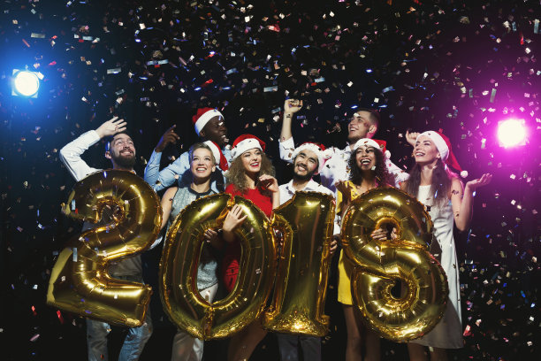 办公室新年派对。年轻人玩得开心图片 办公室新年派对。年轻人玩得开心图片下载