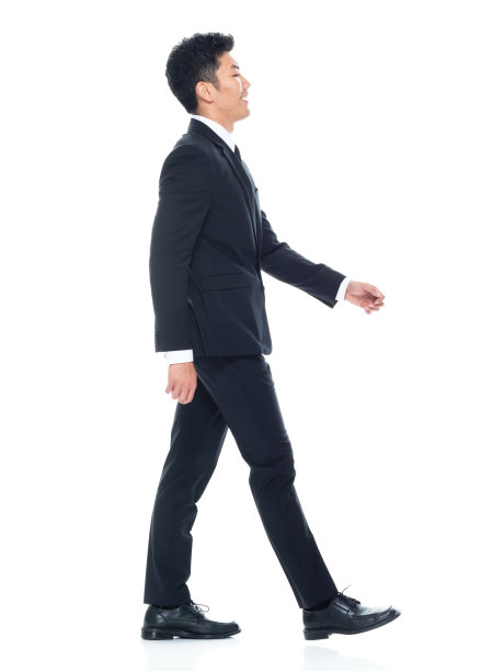 年轻的男性商人走在白色背景前图片 年轻的男性商人走在白色背景前图片下载