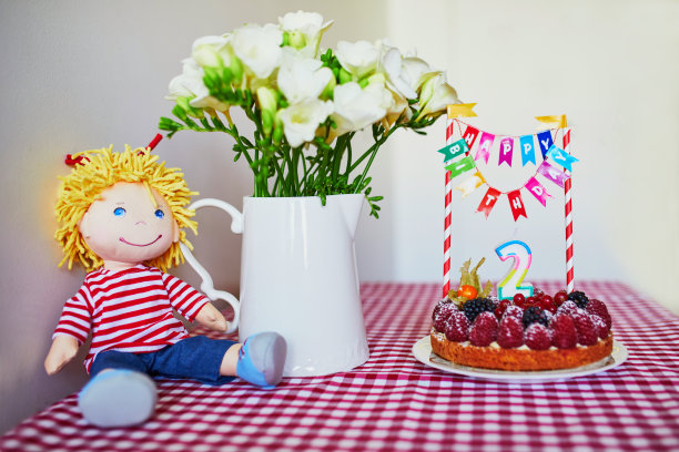 美味的水果蛋糕与树莓和蜡烛形式的第二图片 美味的水果蛋糕与树莓和蜡烛形式的第二图片下载