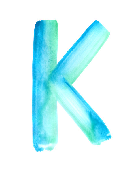 蓝色和绿色水彩手绘字母K在白色的背景。可爱的标志英文字母为标志。图片 蓝色和绿色水彩手绘字母K在白色的背景。可爱的标志英文字母为标志。图片下载
