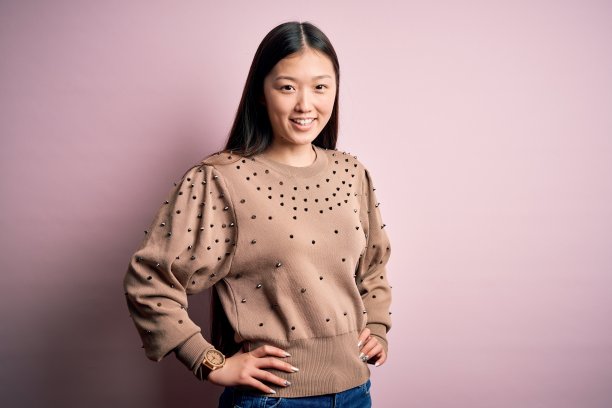 年轻漂亮的女人穿着时尚的都市服装,模特穿着休闲街头风格站在粉红色的背景图片 年轻漂亮的女人穿着时尚的都市服装,模特穿着休闲街头风格站在粉红色的背景图片下载