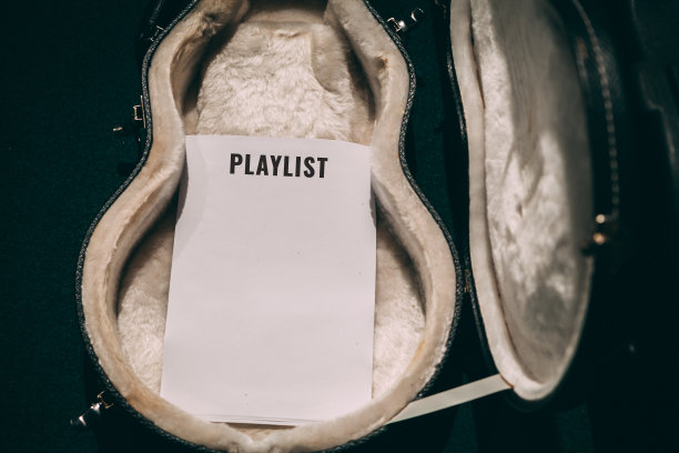 打开吉他盒与空白播放列表纸图片 打开吉他盒与空白播放列表纸图片下载