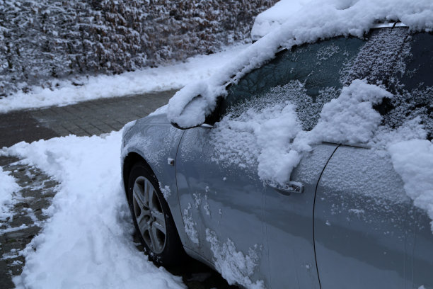 一辆覆盖着白雪的汽车图片 一辆覆盖着白雪的汽车图片下载