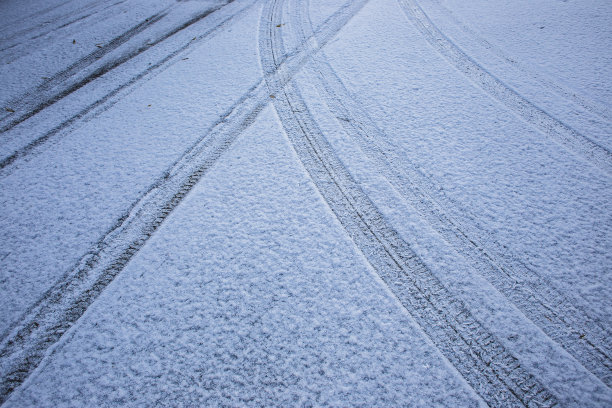 白雪上有汽车轮胎的痕迹图片 白雪上有汽车轮胎的痕迹图片下载