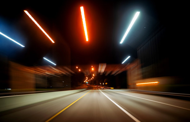 晚上在佛罗里达棕榈高速公路上超速行驶图片 晚上在佛罗里达棕榈高速公路上超速行驶图片下载