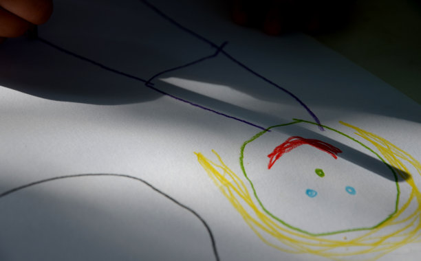 孩子们在花园公主的白色桌子上用彩色蜡笔画画,第一次尝试正确地在纸上拿铅笔是在幼儿园图片 孩子们在花园公主的白色桌子上用彩色蜡笔画画,第一次尝试正确地在纸上拿铅笔是在幼儿园图片下载
