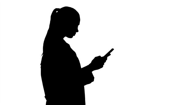 剪影愉快可爱的年轻女医生在电话上打字图片 剪影愉快可爱的年轻女医生在电话上打字图片下载