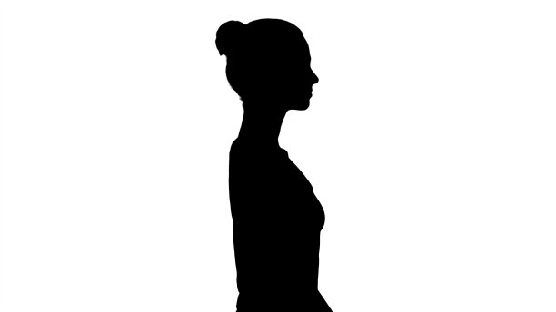 剪影随意的年轻女子在白色上衣走图片 剪影随意的年轻女子在白色上衣走图片下载