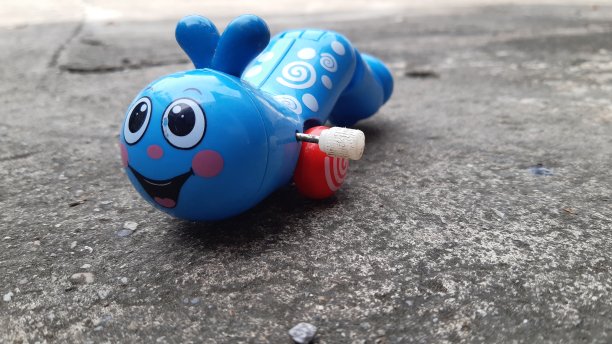 在水泥地板上的一个虫子玩具图片 在水泥地板上的一个虫子玩具图片下载