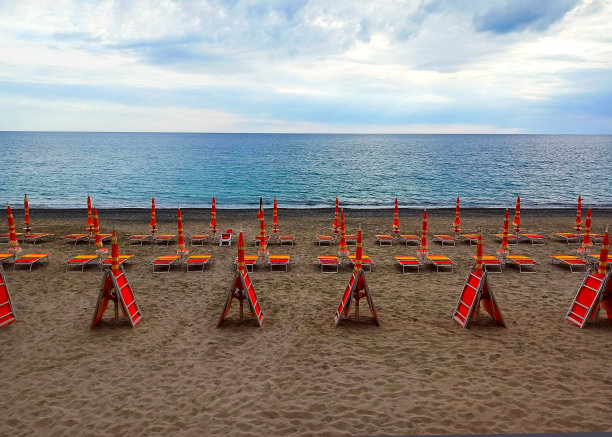 在空旷的地中海海滩上打着伞图片 在空旷的地中海海滩上打着伞图片下载