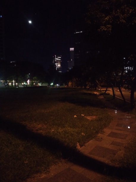 晚上在市中心步行图片 晚上在市中心步行图片下载