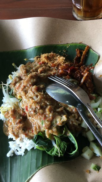 在印度尼西亚,早餐吃Pecel米饭图片 在印度尼西亚,早餐吃Pecel米饭图片下载