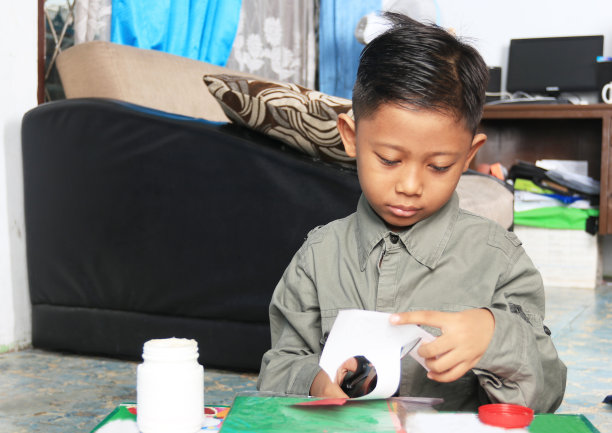 一个小学生展示一件工艺品的成果,这是学校的一项作业。图片 一个小学生展示一件工艺品的成果,这是学校的一项作业。图片下载