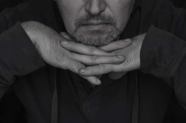 肢体语言。头靠在紧握在一起的双手上。图片 肢体语言。头靠在紧握在一起的双手上。图片下载