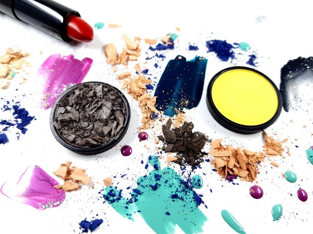 色彩丰富的化妆品背景用眼影、粉、口红、散粒眼影和粉、彩妆组成图片 色彩丰富的化妆品背景用眼影、粉、口红、散粒眼影和粉、彩妆组成图片下载