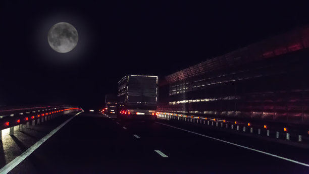 卡车在夜间行驶在郊区的高速公路上图片 卡车在夜间行驶在郊区的高速公路上图片下载