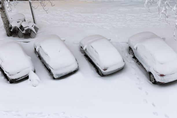 马德里一场大雪过后,汽车被雪覆盖。西班牙图片 马德里一场大雪过后,汽车被雪覆盖。西班牙图片下载
