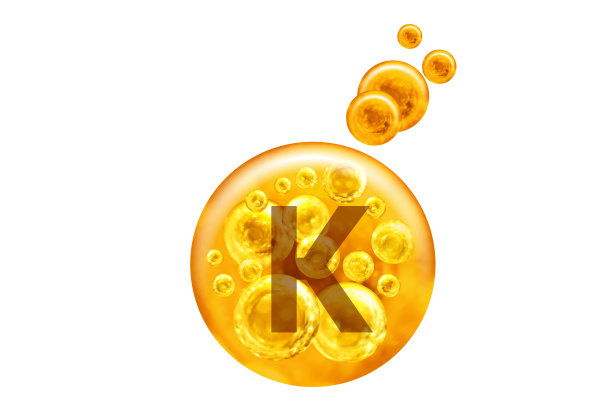 维生素K胶囊。白色背景上带有孤立气泡的金色小球。健康的生活方式的概念。图片 维生素K胶囊。白色背景上带有孤立气泡的金色小球。健康的生活方式的概念。图片下载