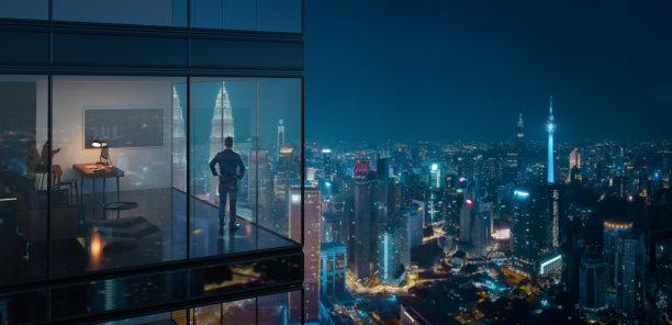 年轻的商人站在办公室里。图片 年轻的商人站在办公室里。图片下载