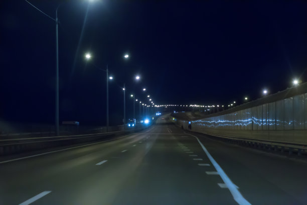夜间高速公路上的交通状况图片 夜间高速公路上的交通状况图片下载