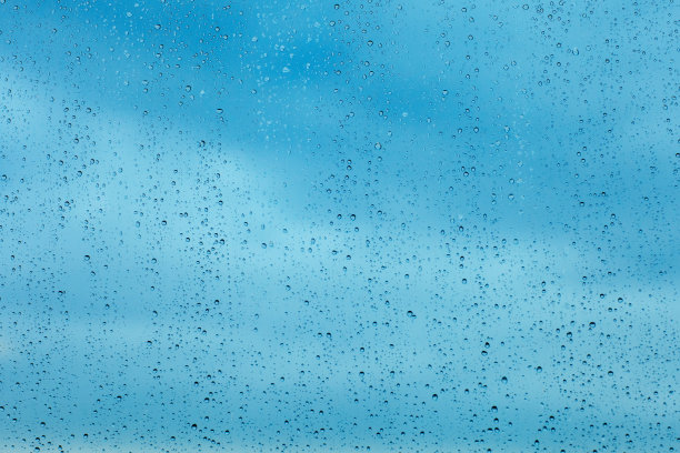 雨滴落在透明的窗玻璃上。雨滴的背景。图片 雨滴落在透明的窗玻璃上。雨滴的背景。图片下载