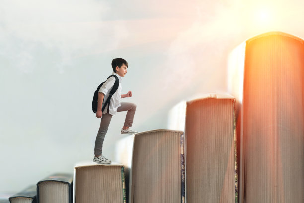 孩子爬楼梯的天空背景。教育或努力学习的观念。软焦点图片 孩子爬楼梯的天空背景。教育或努力学习的观念。软焦点图片下载