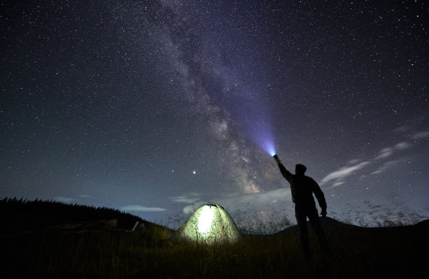 男旅客用手电筒照亮星空。图片 男旅客用手电筒照亮星空。图片下载
