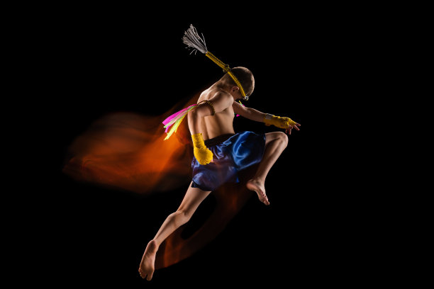 小男孩在黑色背景下练习泰拳。拳手练习,训练武术中的动作、动作。进化的运动,捕捉瞬间。图片 小男孩在黑色背景下练习泰拳。拳手练习,训练武术中的动作、动作。进化的运动,捕捉瞬间。图片下载
